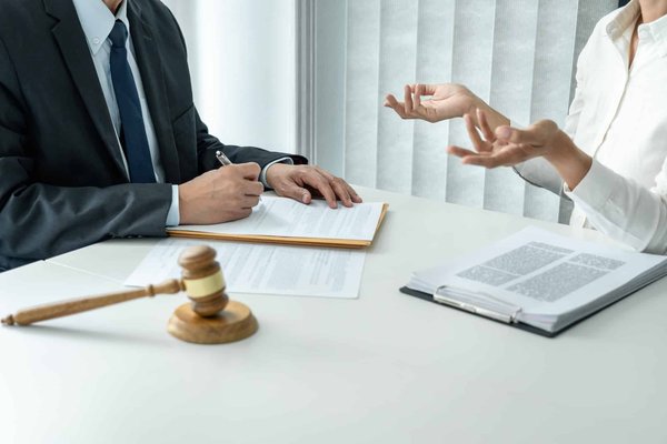 Les officiers ministériels : Décryptage de l'huissier de justice et notaire à Saint-Cyr